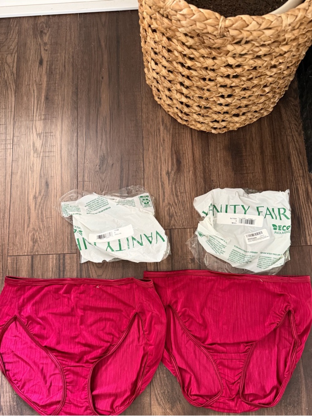 Set of 2
Vanity Fair Body Shine
Illumination Galahad Red H-Cut
Brief Size 9/2XL